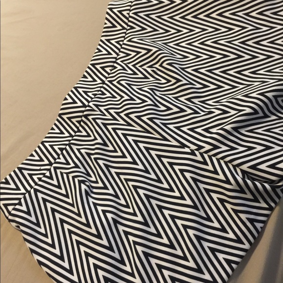 Express Shorts - Picture 3 of 4